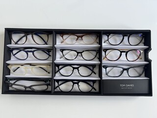 Ca. 11x Optische monturen, Tom Davies, in luxe opbergdoos/displaytray